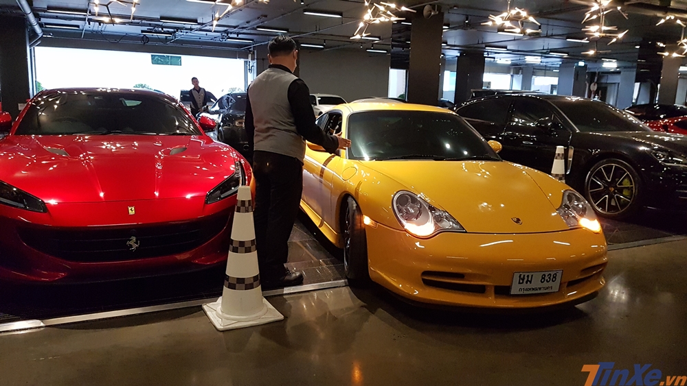 Một chiếc Porsche 911 GT3 đời 2000 đang được lơ xe cho v&agrave;o vị tr&iacute; đỗ cạnh si&ecirc;u xe mui trần Ferrari Portofino v&agrave; Porsche Panamera.