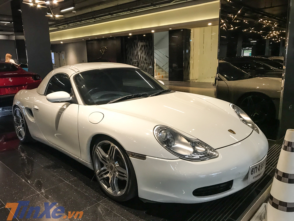 Một chiếc xe thể thao Porsche Boxster S đời cũ v&agrave; lắp l&oacute; ph&iacute;a sau l&agrave; si&ecirc;u xe Ferrari Portofino