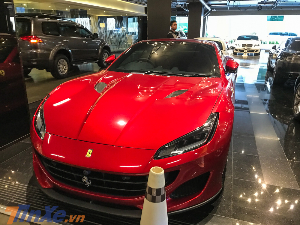 Si&ecirc;u xe mui trần Ferrari Portofino cũng xuất hiện nhanh ch&oacute;ng sau khi người chụp ảnh dạo quanh Siam Paragon một v&ograve;ng quay xuống lại b&atilde;i xe.