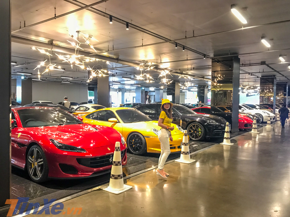 Khu vực để xe d&agrave;nh ri&ecirc;ng cho giới si&ecirc;u gi&agrave;u ở Th&aacute;i Lan nằm ở c&aacute;nh cửa số 6 của tầng hầm Siam Paragon. Trong ảnh l&agrave; một d&agrave;n si&ecirc;u xe v&agrave; xe thể thao ấn tượng của Ferrari, Porsche v&agrave; ph&iacute;a c&ograve;n c&oacute; cả Aston Martin