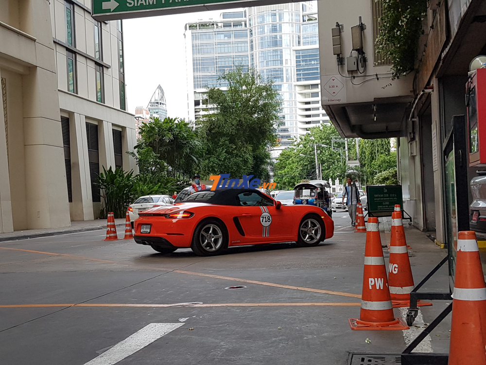 Một chiếc Porsche 718 Boxster đang tiến v&agrave;o khu vực đỗ xe VIP