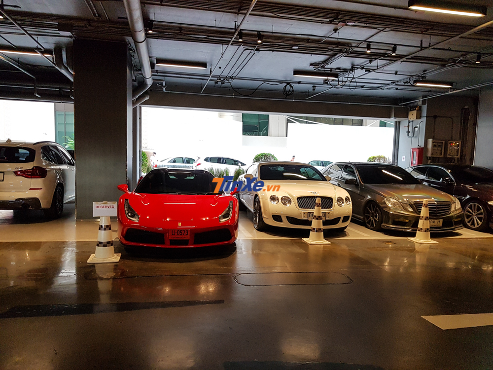 Một người quen đ&atilde; n&oacute;i bạn chỉ cần tham quan hầm đỗ xe n&agrave;y khoảng 5 ph&uacute;t, sau đ&oacute; h&atilde;y đi dạo ở Siam Paragon v&agrave; quay xuống sẽ thấy c&oacute; sự kh&aacute;c biệt