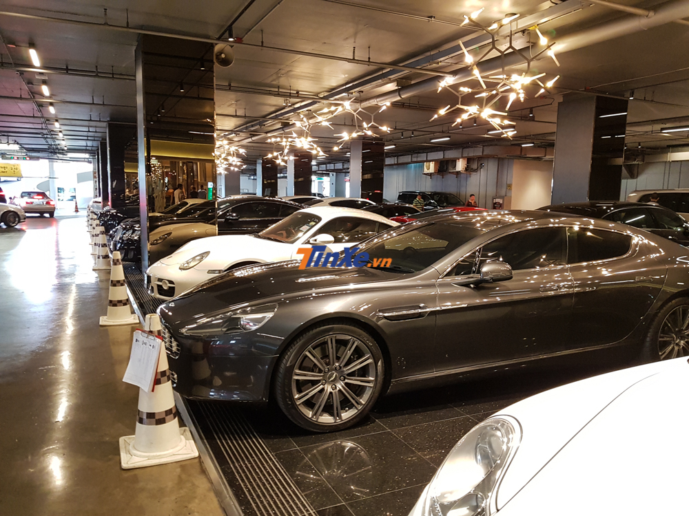 Ngo&agrave;i việc vẫn lấy thẻ xe b&igrave;nh thường, c&aacute;c xe đậu tại vị tr&iacute; VIP của b&atilde;i xe Siam Paragon được c&aacute;c nh&acirc;n vi&ecirc;n ghi ch&uacute; lại để tiện theo d&otilde;i