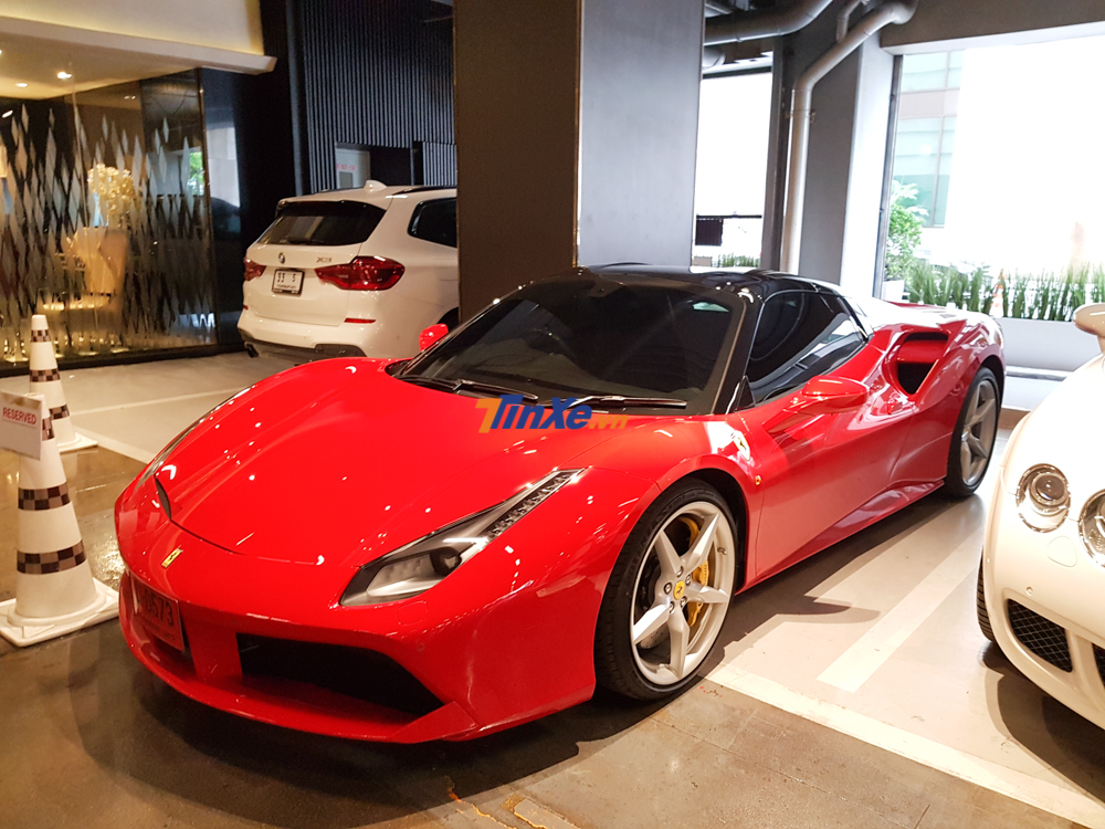 Si&ecirc;u xe Ferrari 488 GTB rất được ưa chuộng tại Việt Nam. Mẫu xe n&agrave;y c&oacute; gi&aacute; b&aacute;n ở Th&aacute;i Lan v&agrave;o khoảng 15,6 tỷ đồng