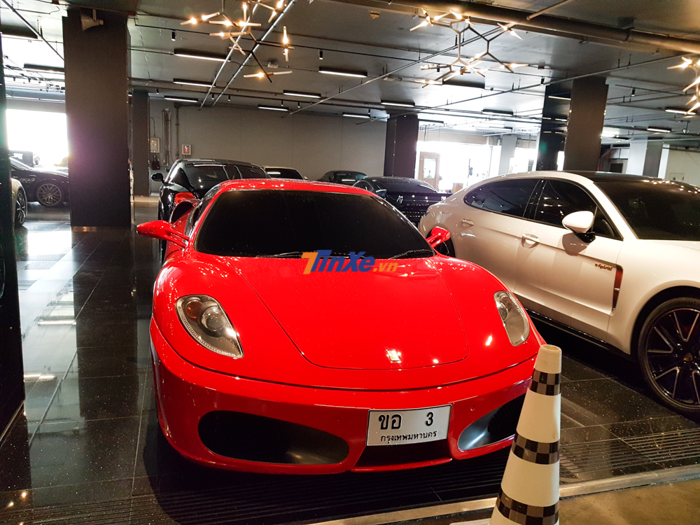Một mẫu si&ecirc;u xe kh&aacute;c xuất hiện tại b&atilde;i đỗ xe VIP của Siam Paragon l&agrave; Ferrari F430 cũng đ&atilde; c&oacute; kh&ocirc;ng dưới 3 chiếc tại Việt Nam