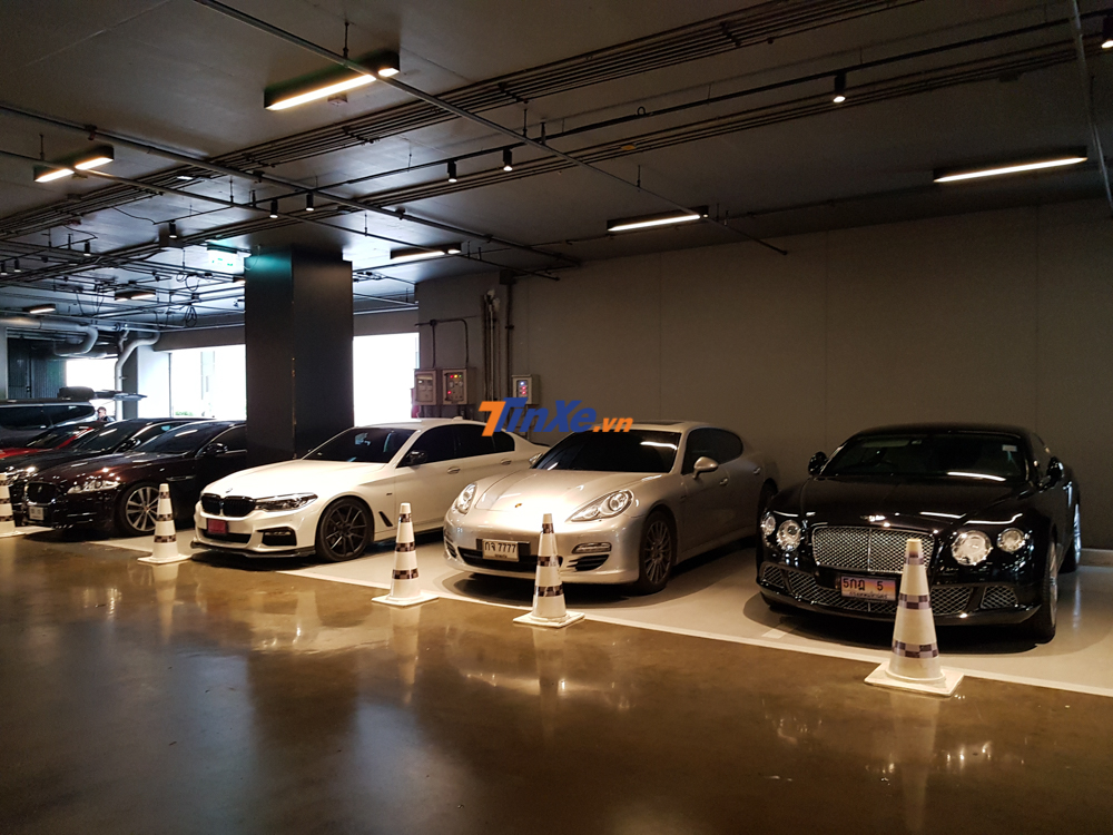 Những chiếc xe sang cũng được nh&igrave;n thấy tại tầng hầm đỗ xe n&agrave;y