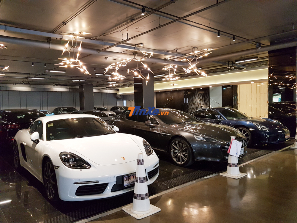 Cặp đ&ocirc;i Porsche v&agrave; kẹp giữa l&agrave; Aston Martin Rapide