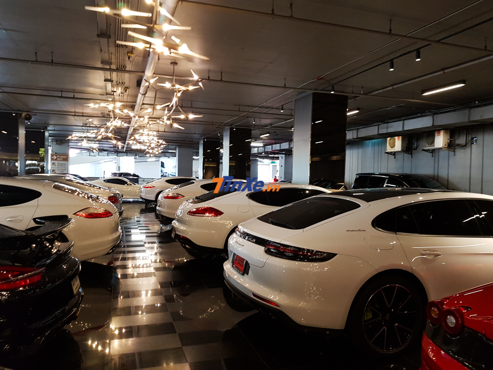 Theo những nh&acirc;n vi&ecirc;n tại tầng hầm đỗ xe n&agrave;y, mức ph&iacute; để canh xe ở đ&acirc;y cũng đắt hơn so với c&aacute;c b&atilde;i gửi xe kh&aacute;c xung quanh Siam Paragon