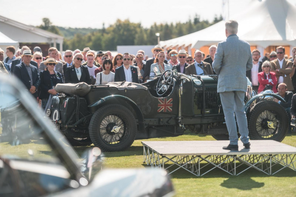 CEO Adrian Hallmark của Bentley ph&aacute;t biểu trước c&ocirc;ng ch&uacute;ng kh&aacute;ch mời