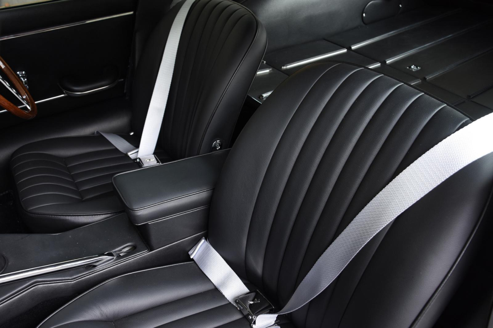 Ghế bọc da của chiếc Jaguar E-Type phục chế