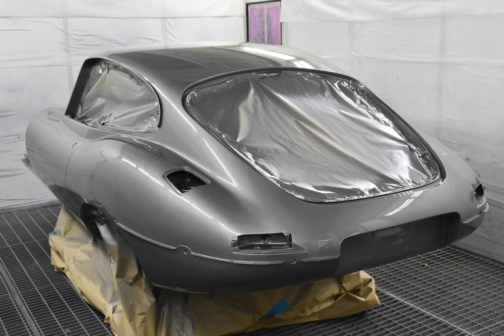 Chiếc Jaguar E-Type trong qu&aacute; tr&igrave;nh phục chế