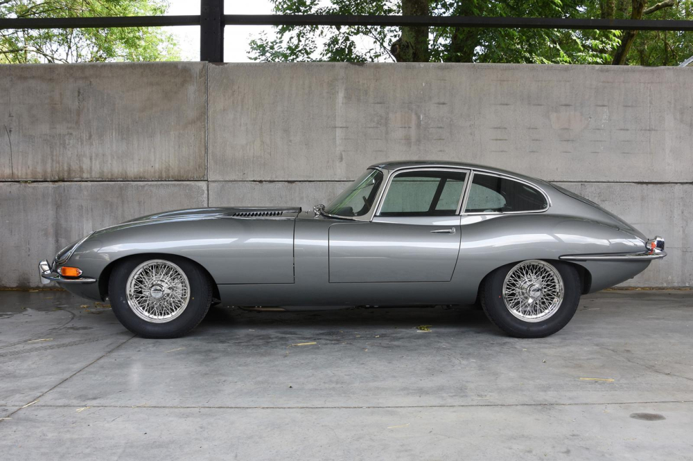 Chiếc Jaguar E-Type được sơn m&agrave;u x&aacute;m bạc
