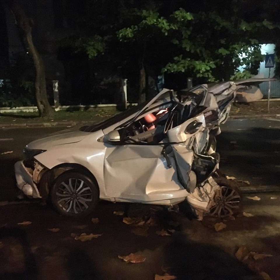 Chiếc Honda City như bị cụt một nửa thân xe sau tai nạn