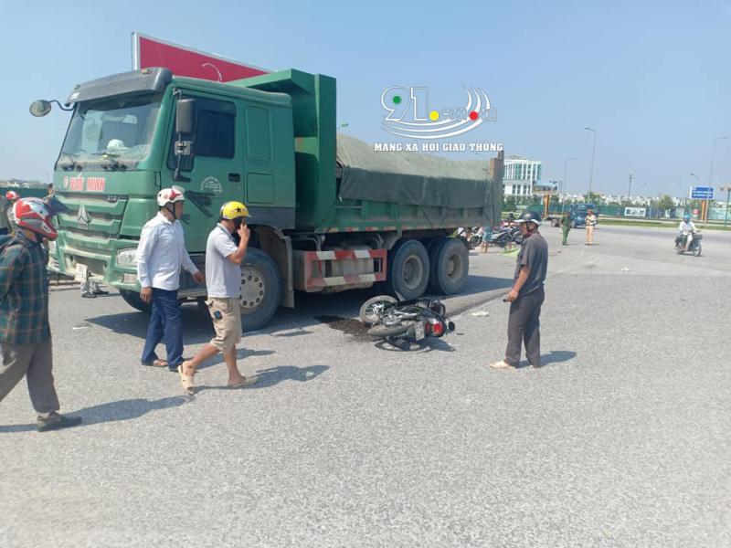 Chiếc xe máy chở đôi nam nữ bị hư hỏng sau vụ tai nạn