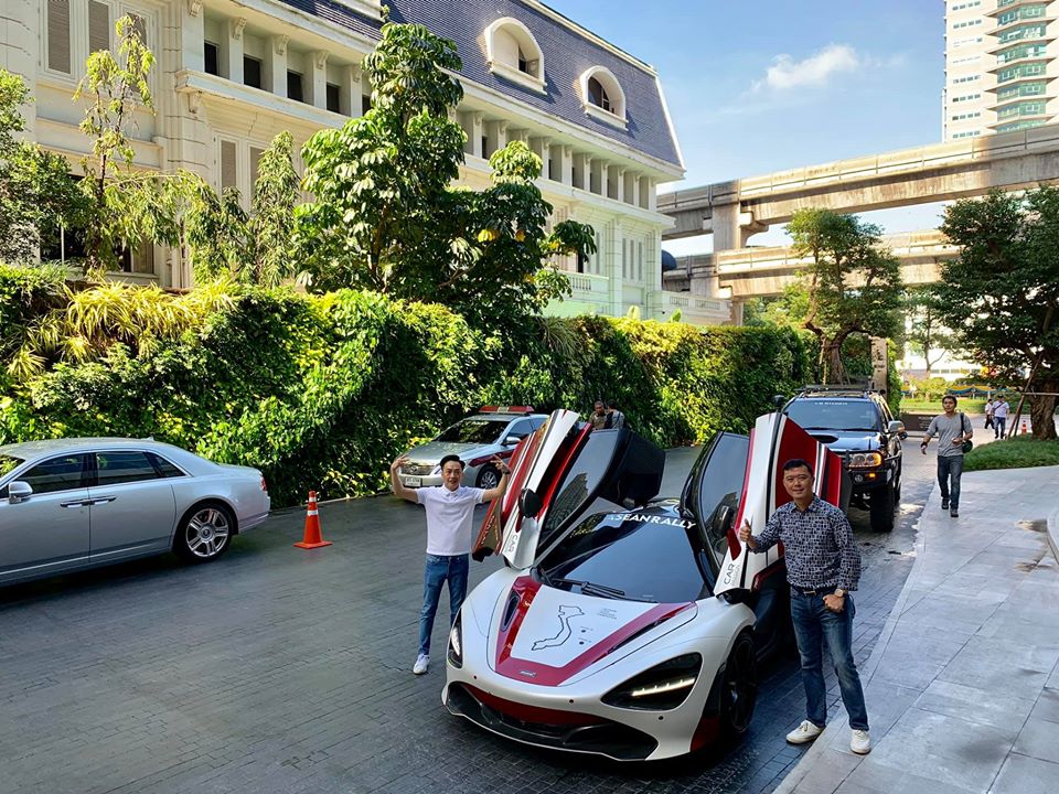 Trưởng đo&agrave;n Car Passion c&ugrave;ng Cường Đ&ocirc;-la b&ecirc;n cạnh si&ecirc;u xe McLaren 720S