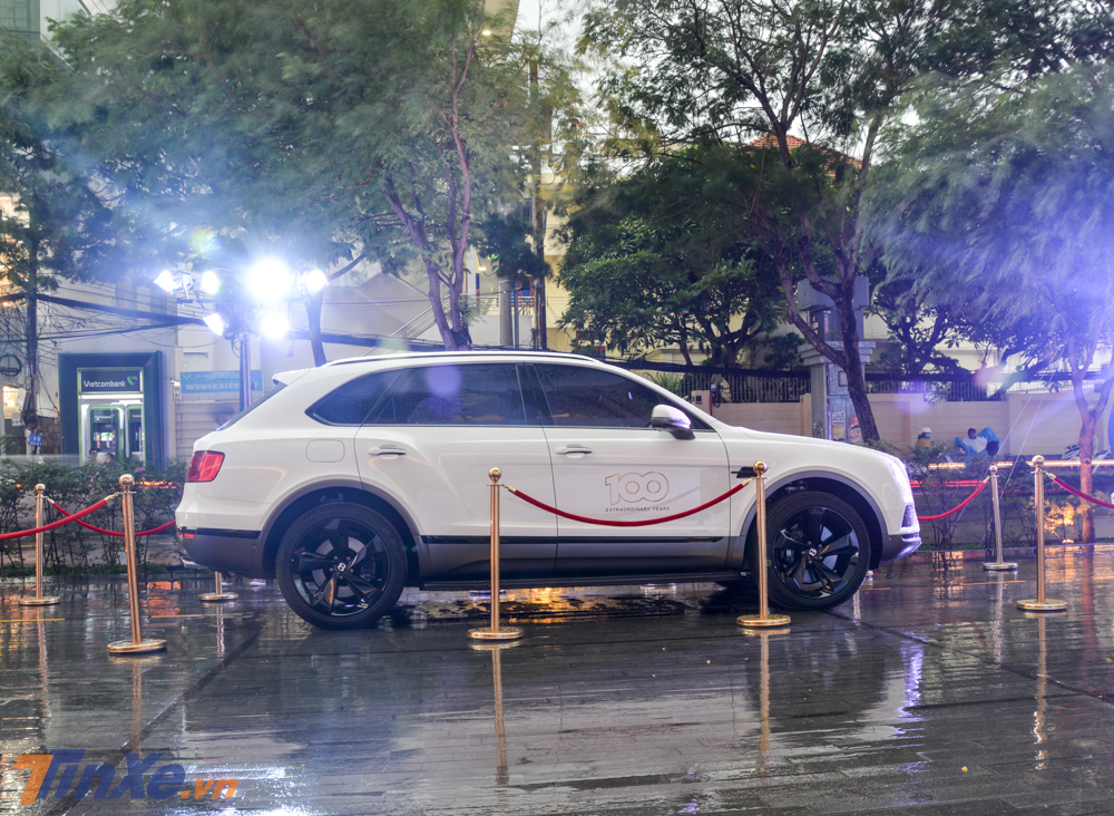 Điểm th&uacute; vị tr&ecirc;n chiếc SUV si&ecirc;u sang Bentley Bentayga ch&iacute;nh h&atilde;ng ch&iacute;nh l&agrave; ngoại thất xe đ&atilde; được n&acirc;ng cấp l&ecirc;n g&oacute;i Black Specification rất hiếm hoi tại Việt Nam