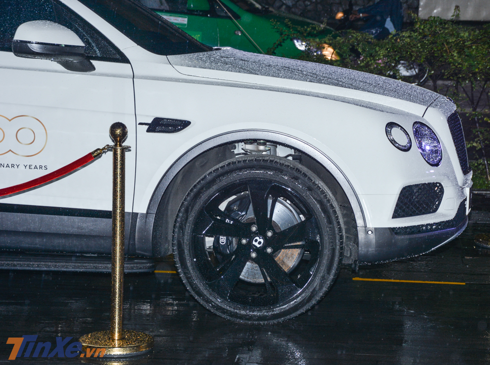 Ri&ecirc;ng g&oacute;i Black Specification sẽ mang đến bộ m&acirc;m m&agrave;u đen b&oacute;ng cho Bentley Bentayga