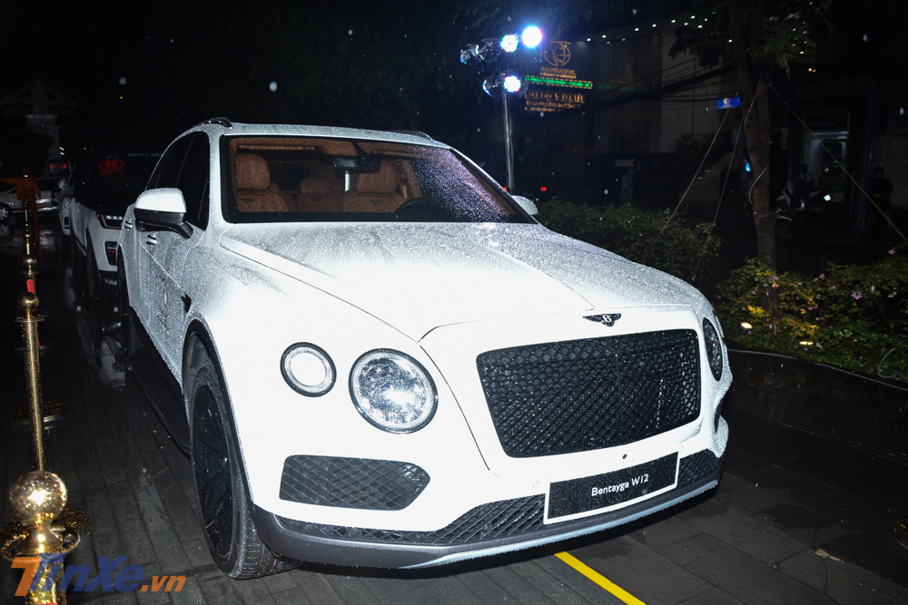 Đ&acirc;y cũng l&agrave; bộ &aacute;o xuất hiện kh&aacute; nhiều tr&ecirc;n những chiếc SUV si&ecirc;u sang Bentley Bentayga đang lăn b&aacute;nh tại dải đất h&igrave;nh chữ S n&agrave;y