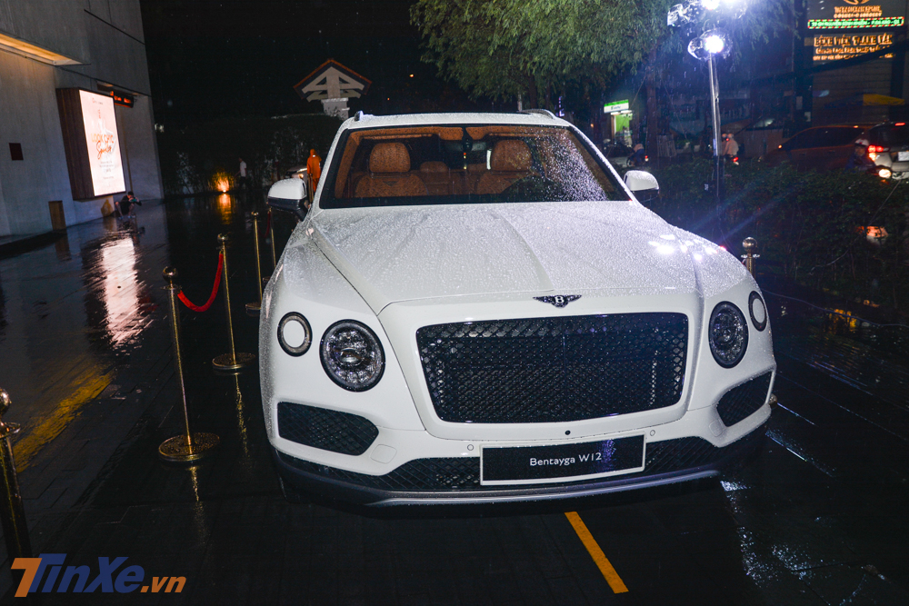 SUV si&ecirc;u sang Bentley Bentayga do đại l&yacute; ch&iacute;nh h&atilde;ng mang đến để chia vui trong ng&agrave;y trọng đại của của con g&aacute;i Minh Nhựa