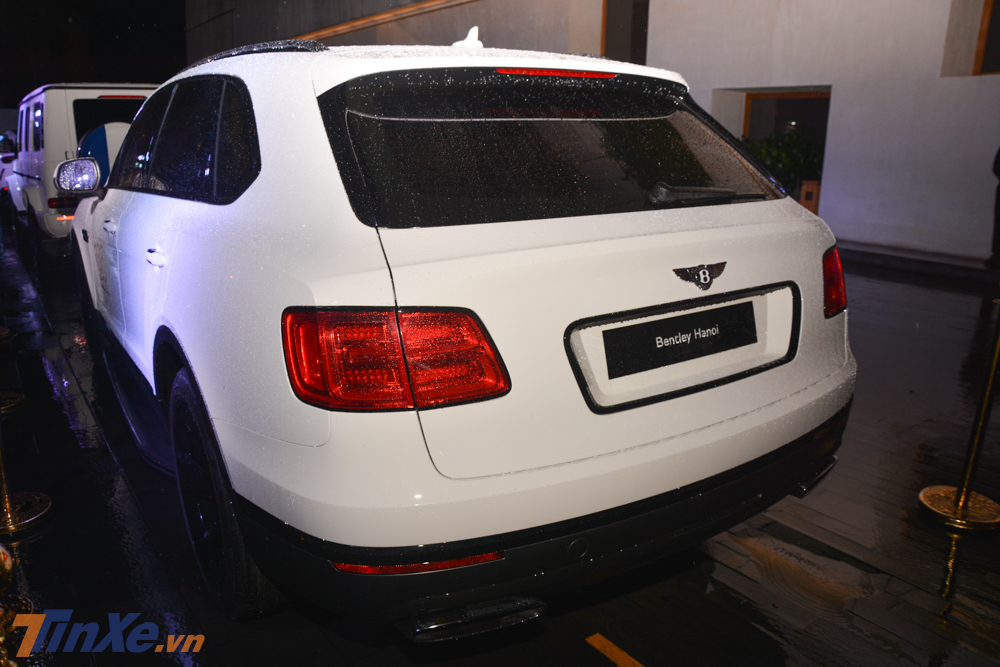 đơn vị nắm quyền ph&acirc;n phối ch&iacute;nh h&atilde;ng 3 thương hiệu Lamborghini, Bentley v&agrave; Aston Martin tại Việt Nam đ&atilde; mang chiếc Bentley Bentayga đến trưng b&agrave;y c&ugrave;ng d&agrave;n xe khủng của gia đ&igrave;nh Minh Nhựa trong đ&aacute;m cưới con g&aacute;i doanh nh&acirc;n 8X n&agrave;y