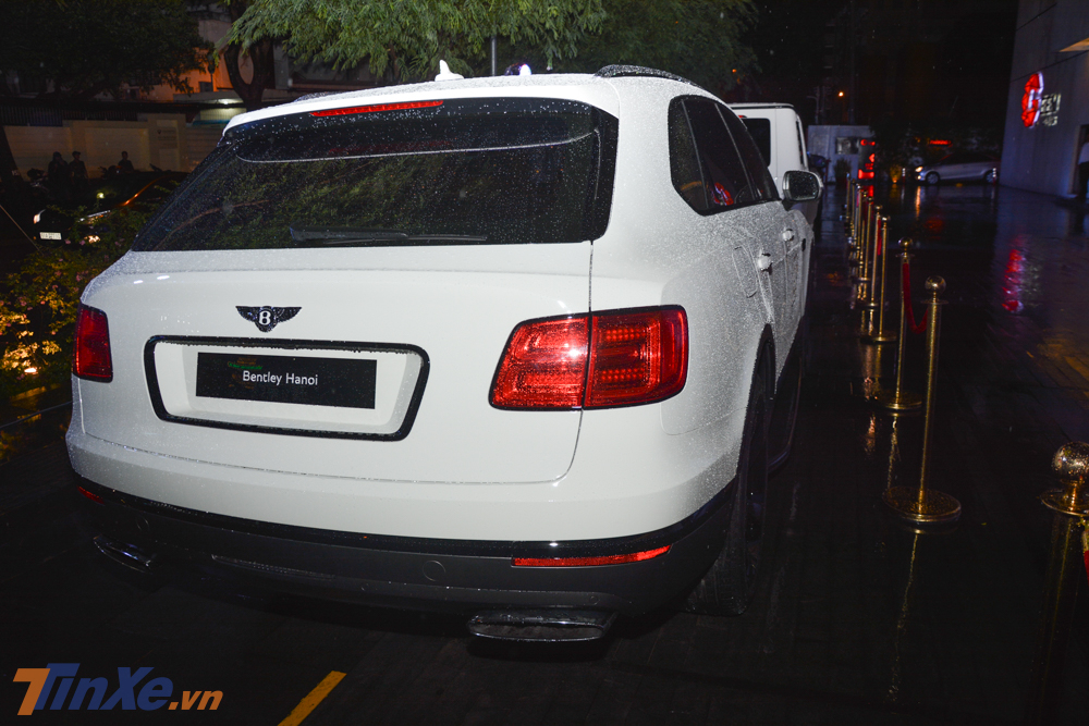 M&agrave;u sơn tr&ecirc;n chiếc SUV si&ecirc;u sang Bentley Bentayga ch&iacute;nh h&atilde;ng l&agrave; Glacier White