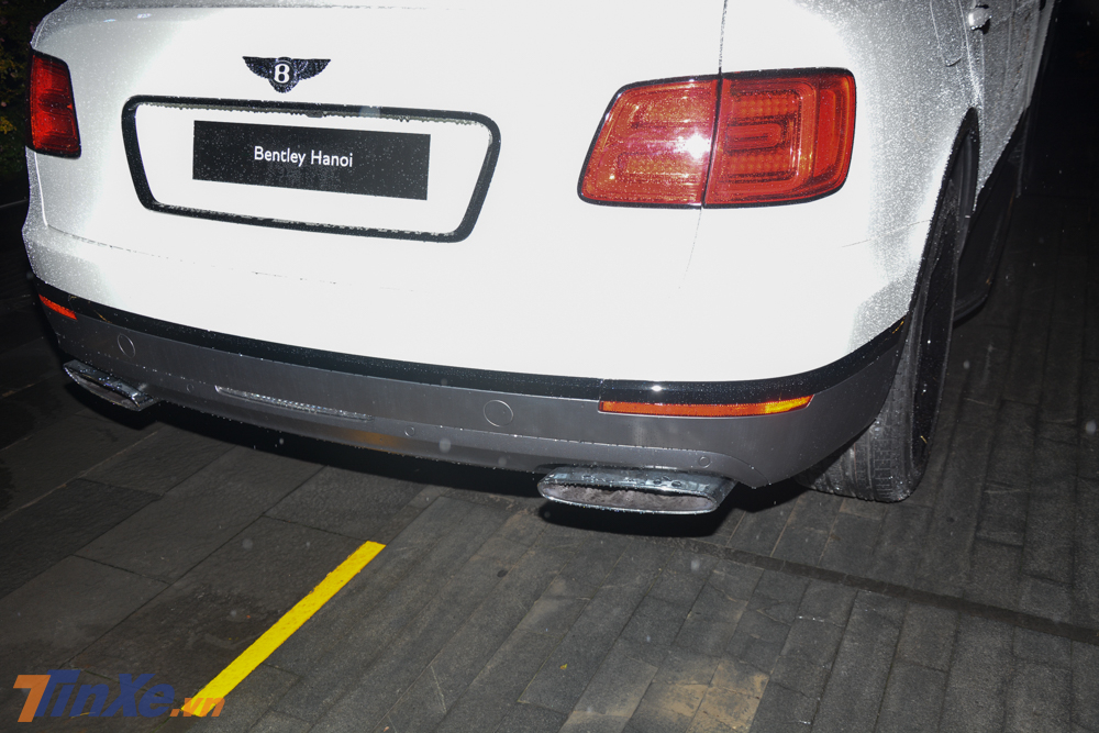 Di chuyển xuống đu&ocirc;i xe, chiếc SUV si&ecirc;u sang Bentley Bentayga ch&iacute;nh h&atilde;ng c&oacute; to&agrave;n bộ phần ốp cản va sau đều được sơn m&agrave;u đen