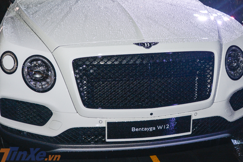 Chiếc SUV si&ecirc;u sang Bentley Bentayga mang g&oacute;i độ Black Specification vẫn được trang bị khối động cơ W12, tăng &aacute;p k&eacute;p, dung t&iacute;ch 6.0 l&iacute;t