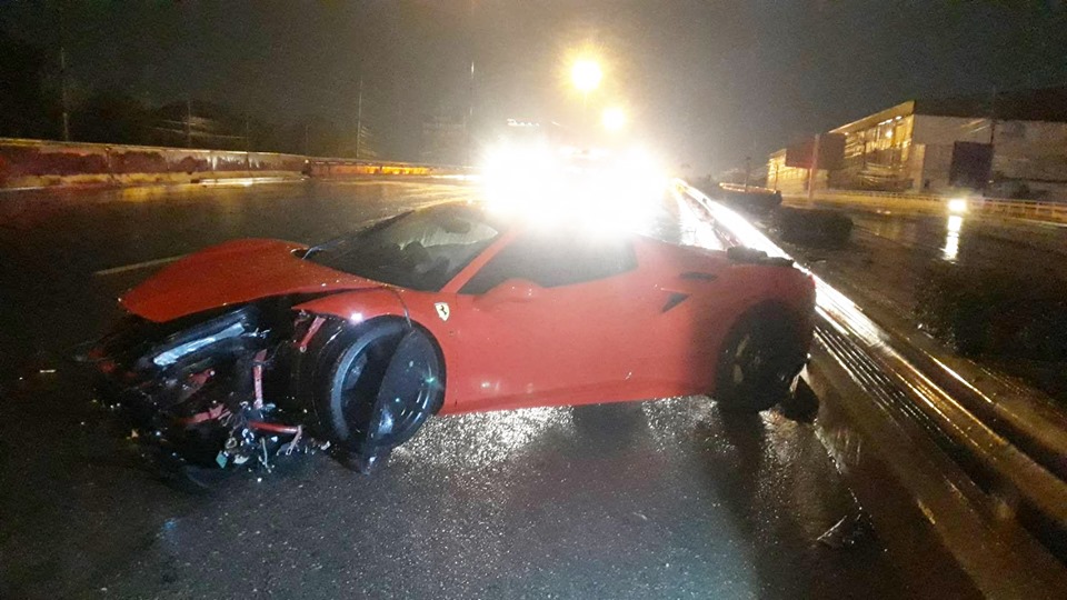 Thiệt hại phần đầu si&ecirc;u xe Ferrari 488 Spider