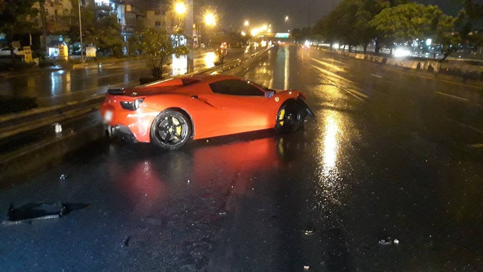 Hiện trường vụ tai nạn chiếc si&ecirc;u xe Ferrari 488 Spider tại Th&aacute;i Lan