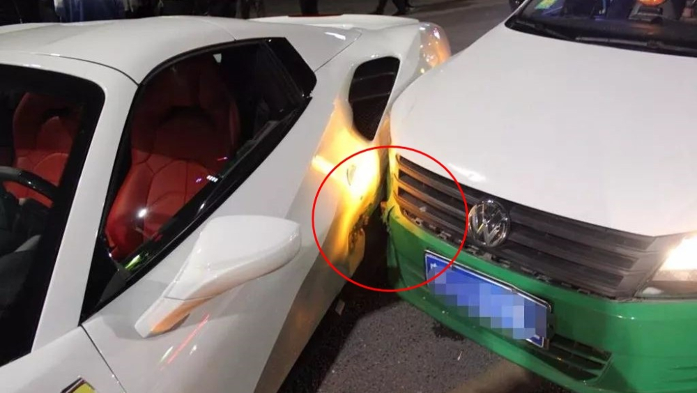 Si&ecirc;u xe Ferrari 488 Spider va chạm với taxi, thiệt hại ước t&iacute;nh hơn 1,3 tỷ đồng