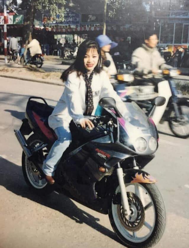 Hot girl một thời trên xe thể thao Honda NSR 150 Hot girl một thời trên xe thể thao Honda NSR 150