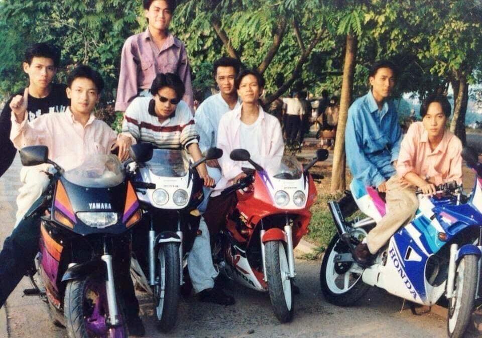 Yamaha TZM 150 Mặt Quỷ ở ngoài cùng bên trái cùng dàn Honda NSR 150 Yamaha TZM 150 Mặt Quỷ ở ngoài cùng bên trái cùng dàn Honda NSR 150