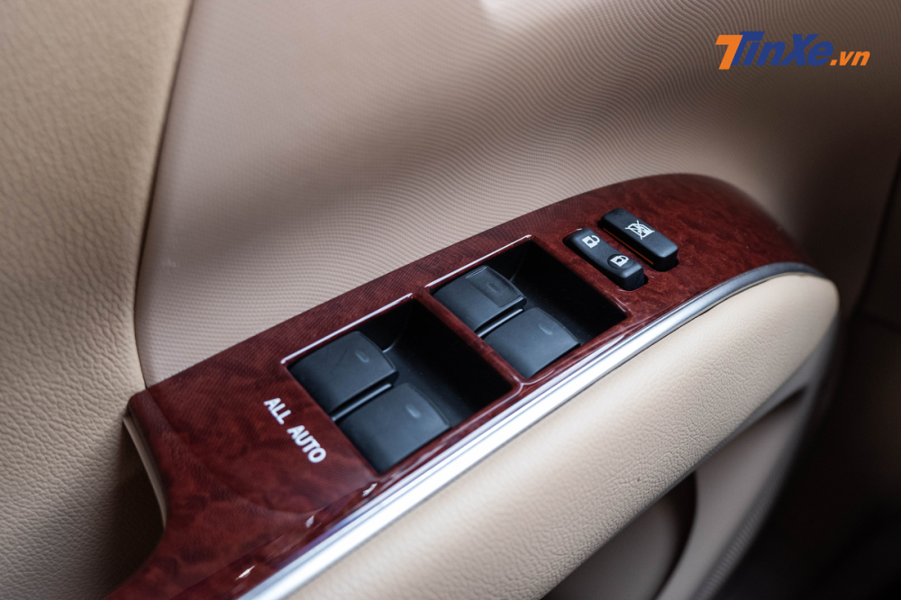 Bảng điều khiển bên tì tay trái của người lái khá cơ bản chỉ với các nút điều chỉnh cửa sổ điện Bảng điều khiển bên tì tay trái của người lái khá cơ bản chỉ với các nút điều chỉnh cửa sổ điện