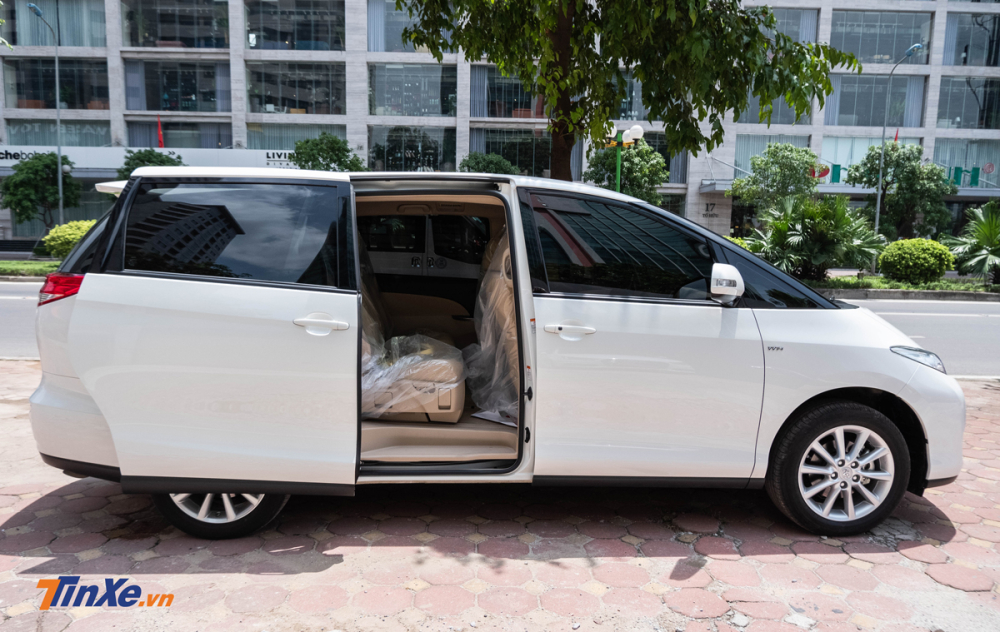 Hai bên hông xe là cửa trượt điện 1 chạm Hai bên hông xe là cửa trượt điện 1 chạm