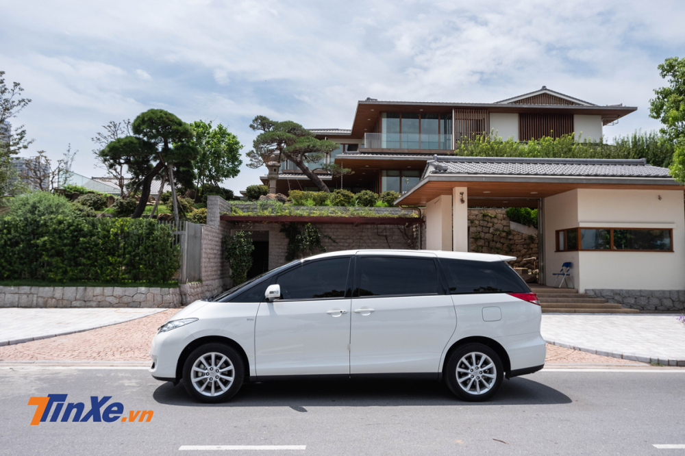 Xe được trang bị gương chiếu hậu chỉnh điện, tích hợp xi-nhan báo rẽ Xe được trang bị gương chiếu hậu chỉnh điện, tích hợp xi-nhan báo rẽ