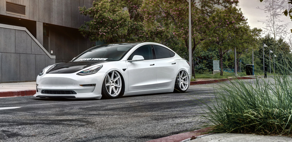 Chắc chắn là chiếc Tesla Model 3 này sẽ tạo nên phản ứng yêu - ghét trái ngược cho người nhìn