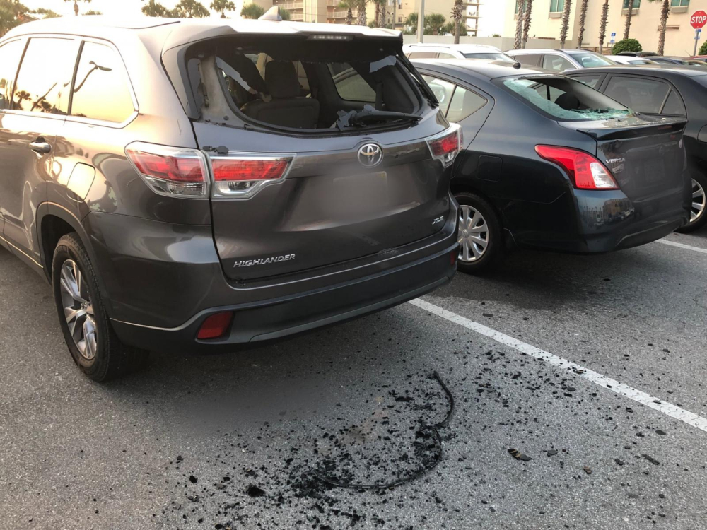 Chiếc Toyota Highlander bị đập vỡ to&agrave;n bộ k&iacute;nh sau