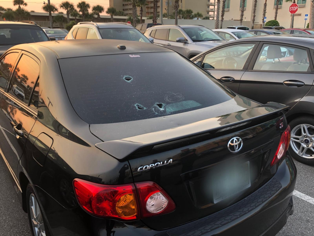 Chiếc Toyota Corolla bị thủng v&agrave;i lỗ tr&ecirc;n k&iacute;nh sau