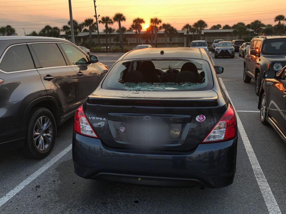 Chiếc Nissan Versa n&agrave;y cũng rơi v&agrave;o t&igrave;nh cảnh tương tự