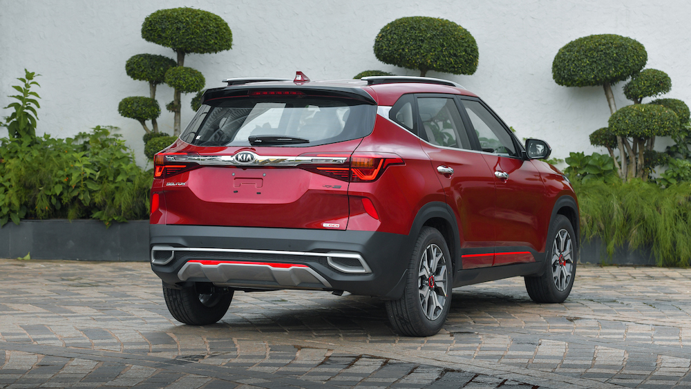 Kia Seltos 2020 nh&igrave;n từ ph&iacute;a sau