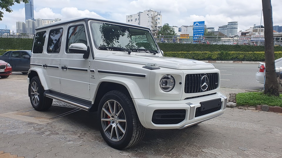 Ngay khi được bàn giao xe về cho đại lý, chiếc SUV hạng sang Mercedes-AMG G63 2019 chính hãng đầu tiên về Việt Nam đã được chủ nhân lái về nhà Ngay khi được bàn giao xe về cho đại lý, chiếc SUV hạng sang Mercedes-AMG G63 2019 chính hãng đầu tiên về Việt Nam đã được chủ nhân lái về nhà