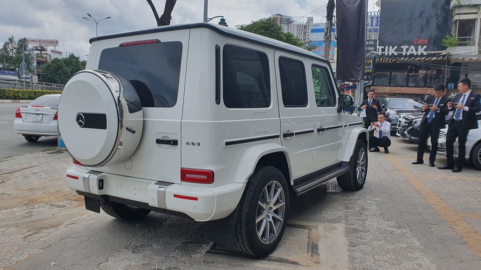 Chiếc xe này có ngoại thất sơn màu trắng Chiếc xe này có ngoại thất sơn màu trắng