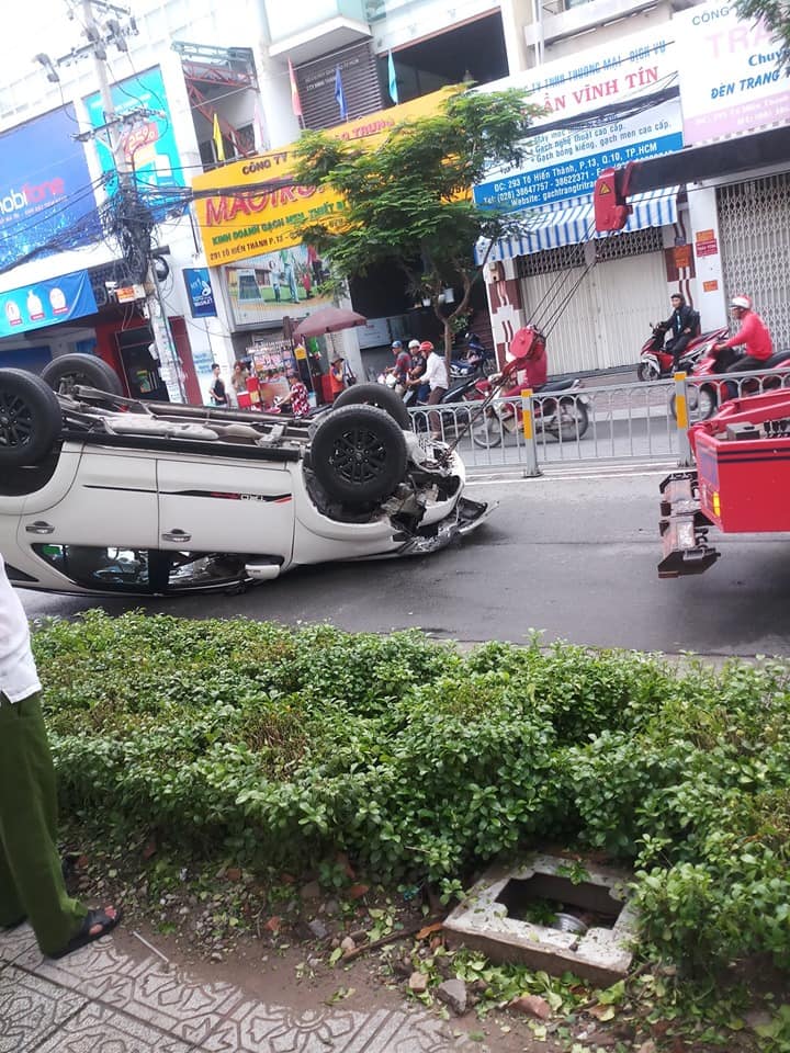 Xe cứu hộ được điều đến để đưa chiếc Toyota Fortuner đi khỏi hiện trường vụ tai nạn