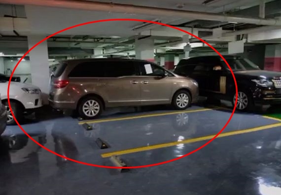 Chiếc xe Buick bị xe Land Rover Range Rover của &ocirc;ng Sun v&agrave; một chiếc &ocirc; t&ocirc; m&agrave;u trắng do &ocirc;ng Sun thu&ecirc; lại để ngăn chặn kh&ocirc;ng cho chiếc xe Buick n&agrave;y di chuyển