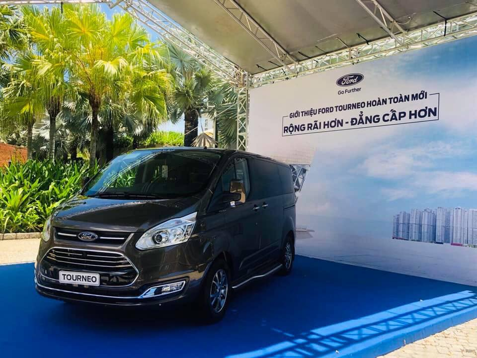 Ford Tourneo 2019 màu đen