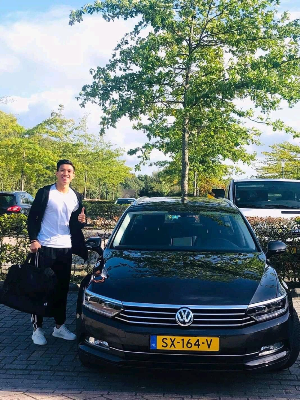 Chiếc Volkswagen Passat được cấp cho Đoàn Văn Hậu sử dụng trong thời gian thi đấu cho CLB SC Heerenveen tại Hà Lan