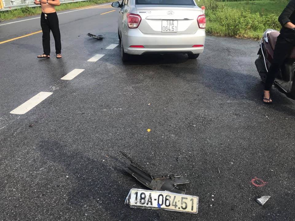 Biển số trước của chiếc Hyundai Grand i10 rơi ra