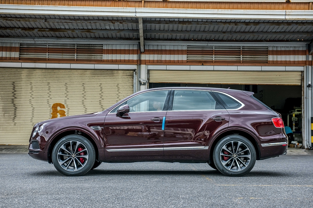 Đ&acirc;y cũng l&agrave; chiếc Bentley Bentayga đầu ti&ecirc;n tại Việt Nam mang m&agrave;u đỏ Cricket Ball
