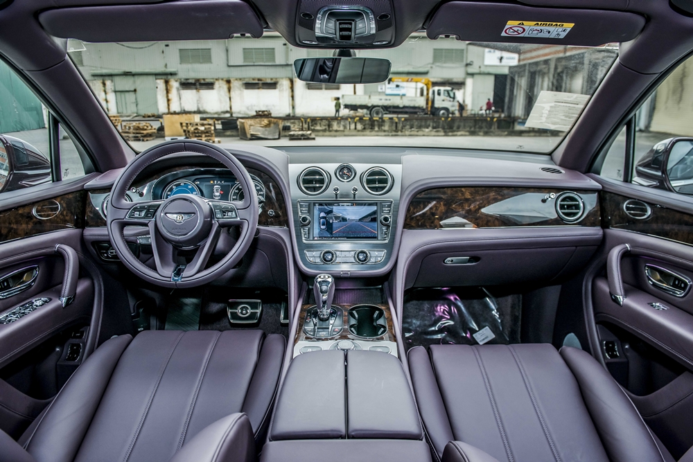 Cận cảnh khoang l&aacute;i chiếc SUV si&ecirc;u sang Bentley Bentayga V8 thứ 2 về Việt Nam