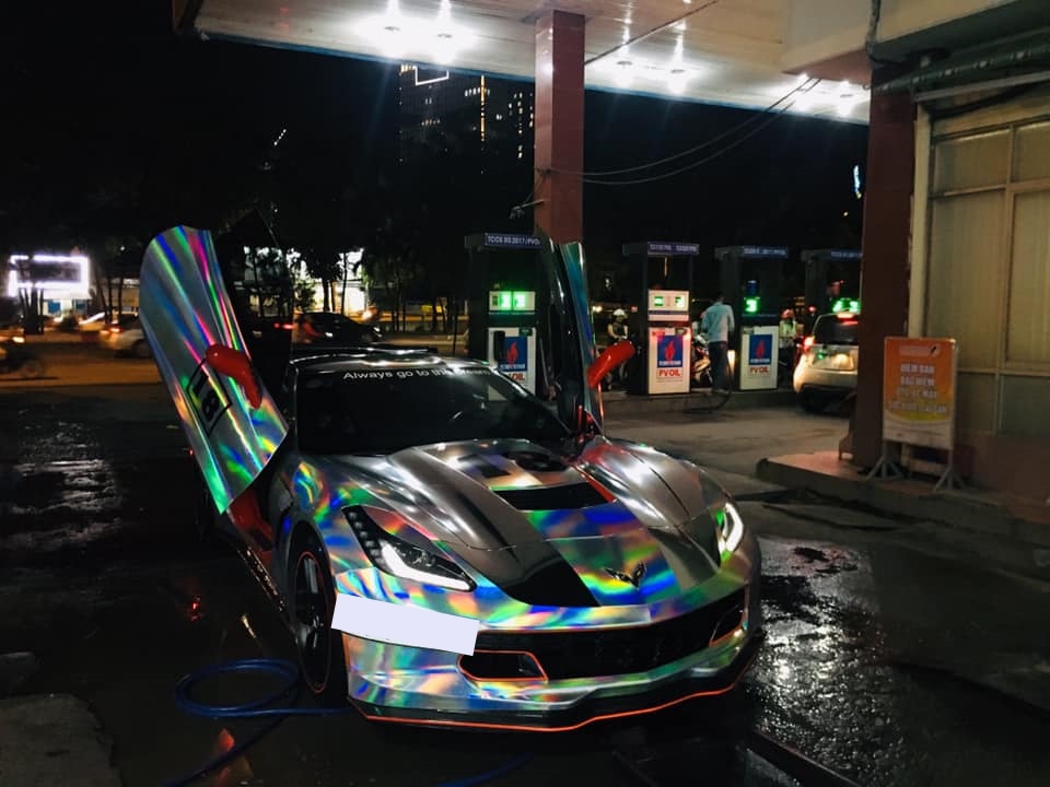 Bộ &aacute;o mang phong c&aacute;ch Hologram t&aacute;n sắc gi&uacute;p cho chiếc Chevrolet Corvette C7 Stingray n&agrave;y nổi bật khi về đ&ecirc;m
